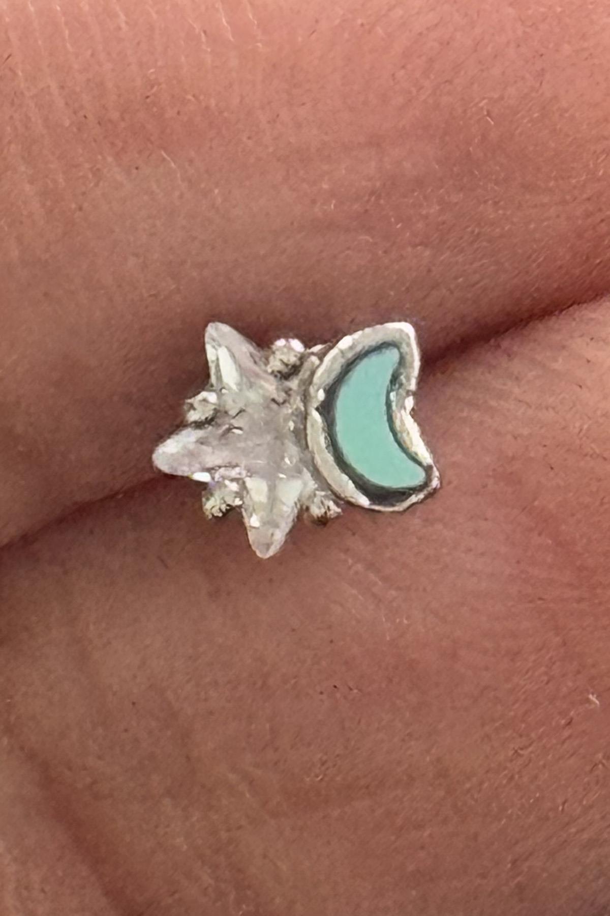 Gümüş Renk Ay Ve Yıldız Figürlü Taş Detaylı Cerrahi Çelik Tragus/Kıkırdak Küpe/Piercing (Tek)
