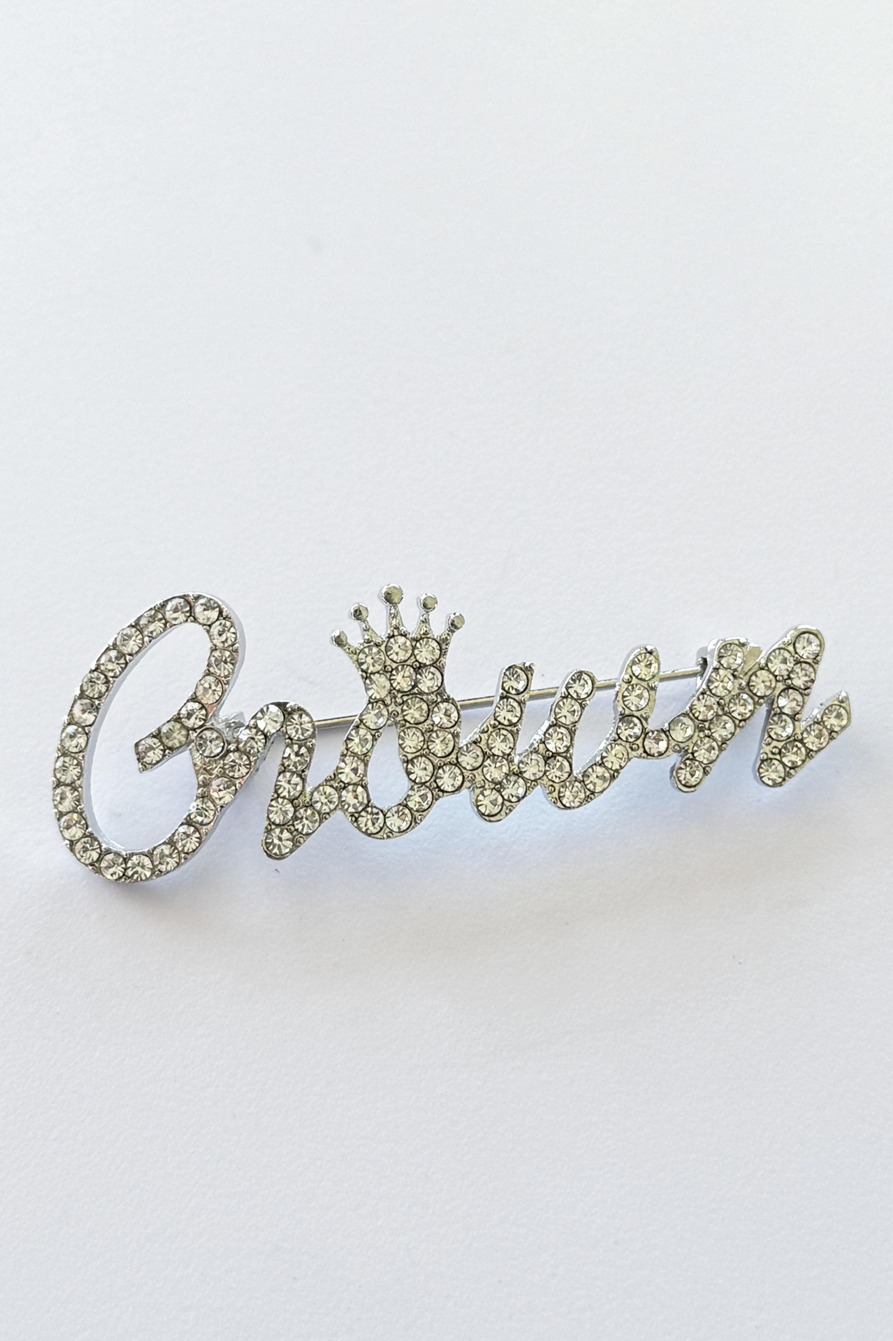 Gümüş Renk Crown Yazılı Taşlı Broş