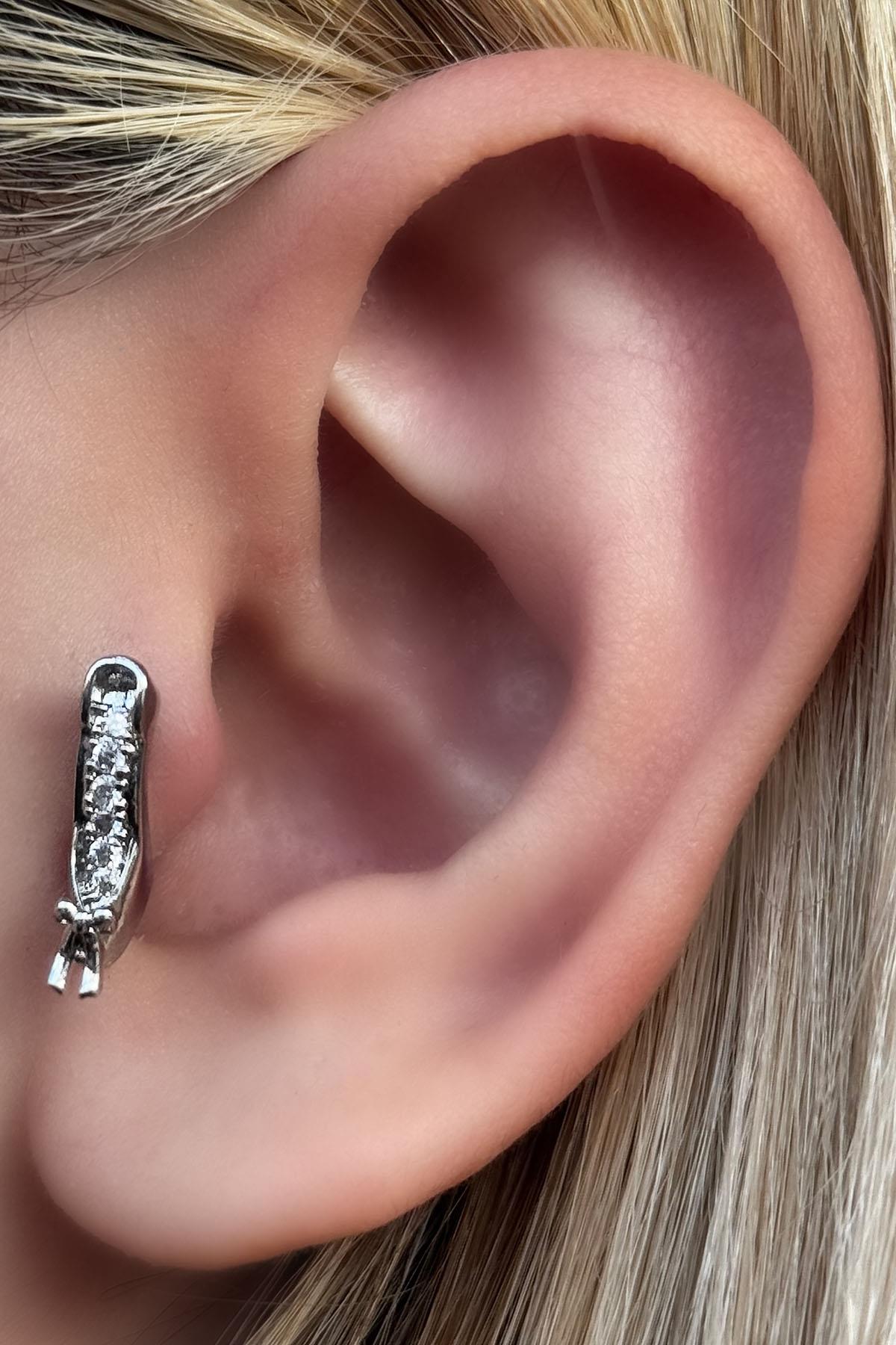 Gümüş Renk Topuklu Ayakkabı Figürlü Taş Detaylı Cerrahi Çelik Halka Tragus/Kıkırdak Küpe/Piercing (Tek)