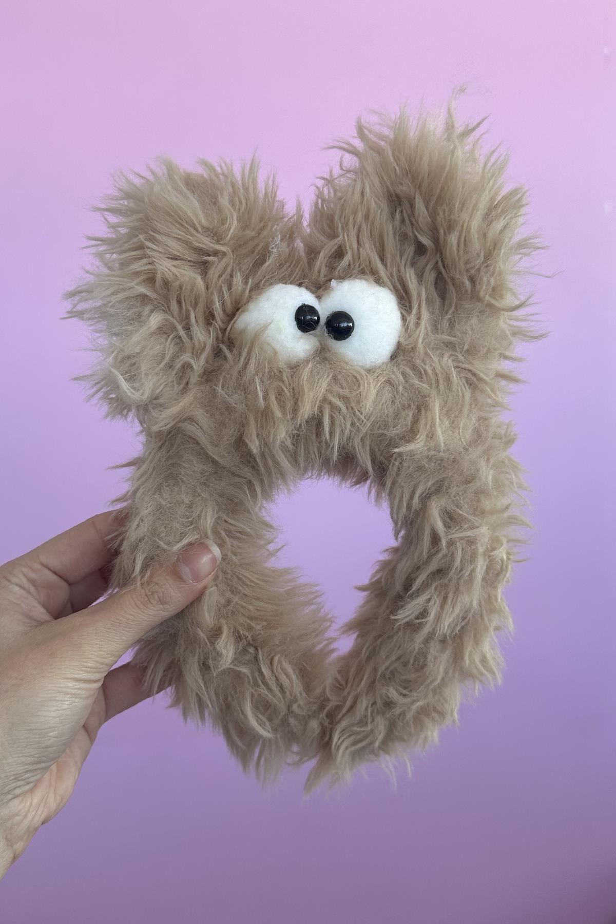 Kahverengi Canavar Figürlü Peluş Taç