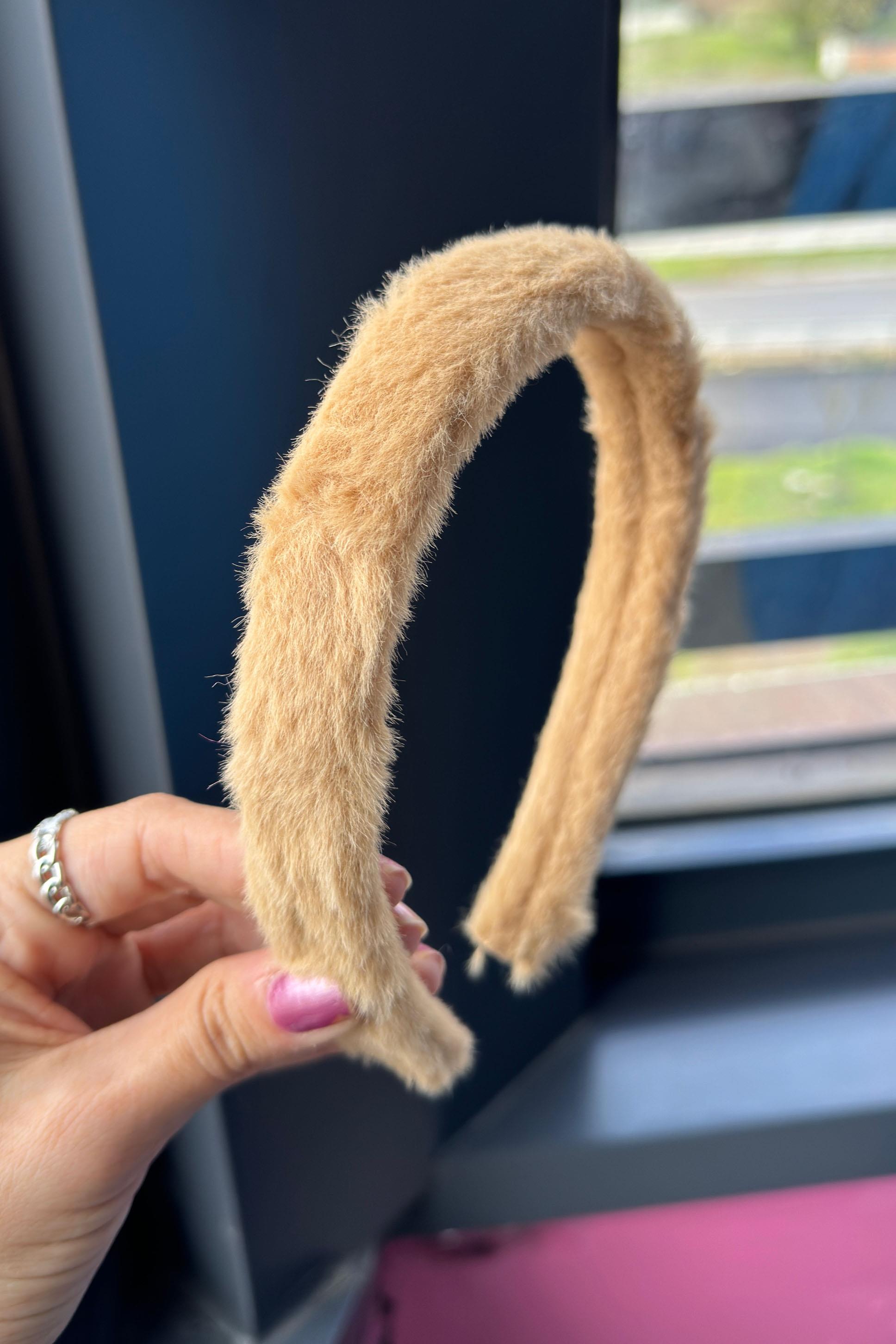 Kahverengi Peluş Taç