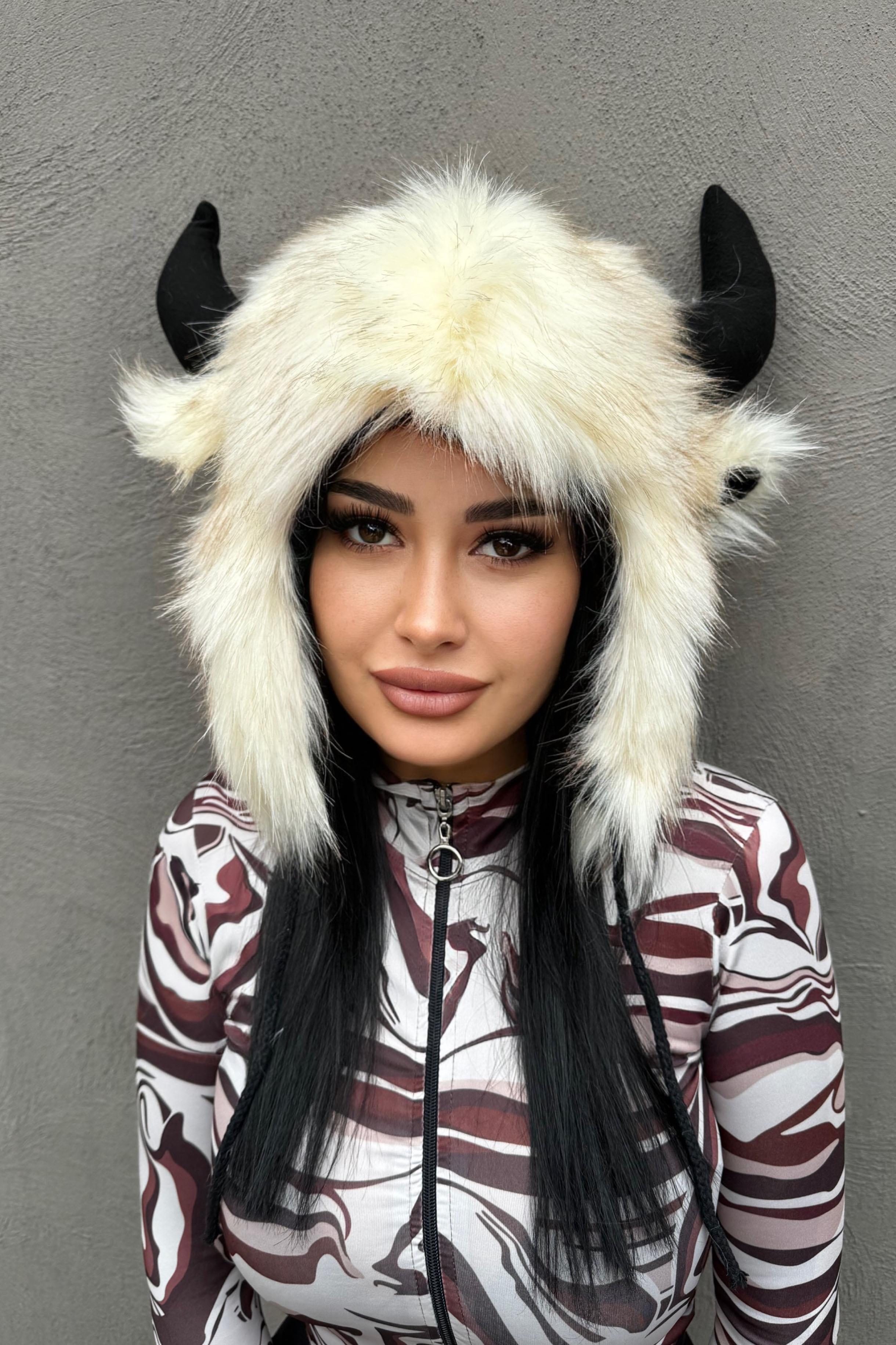 Krem Renk Boynuz Detaylı Peluş Şapka