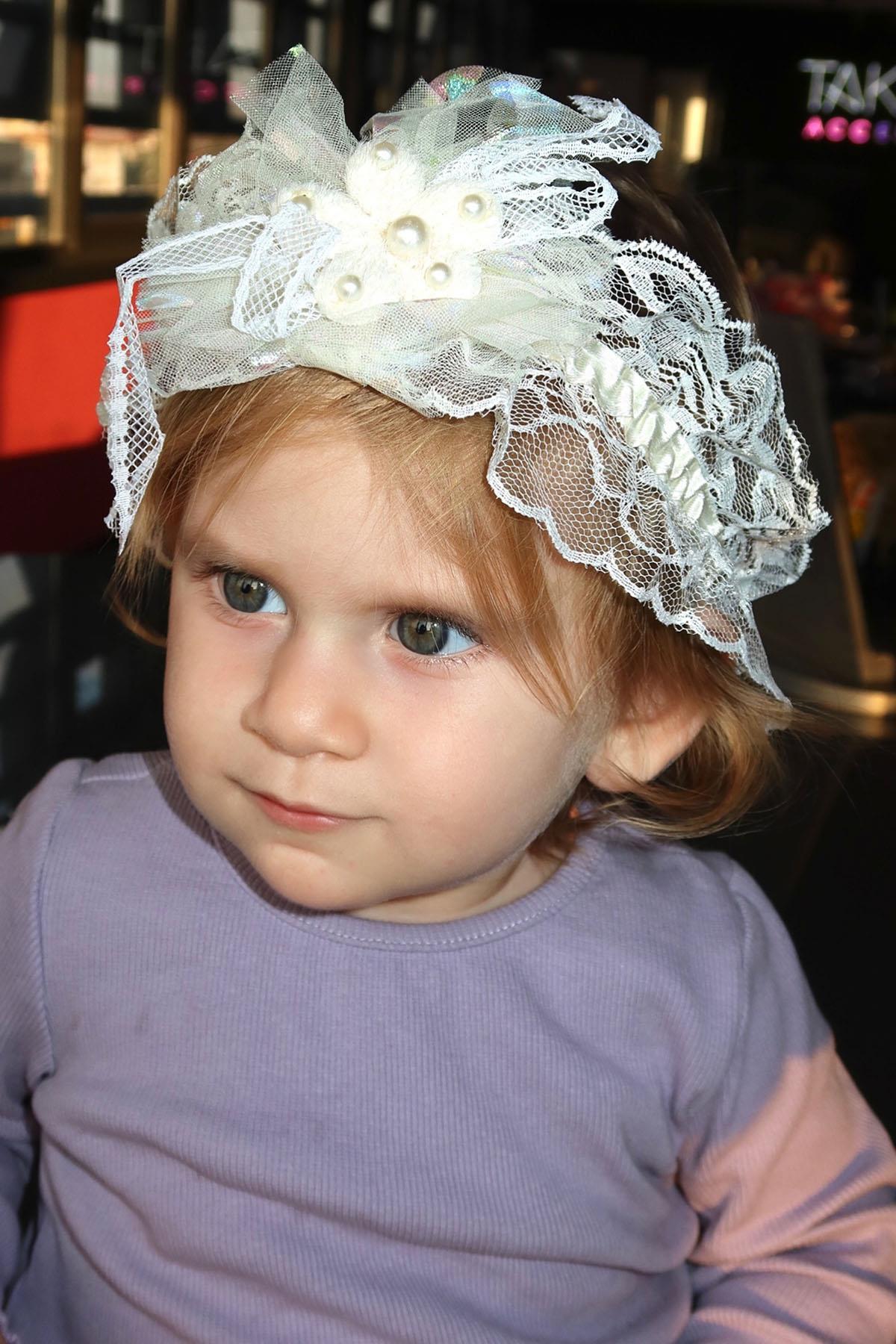 Krem Renk Çiçek Figürlü İnci Detaylı Saç Bandı