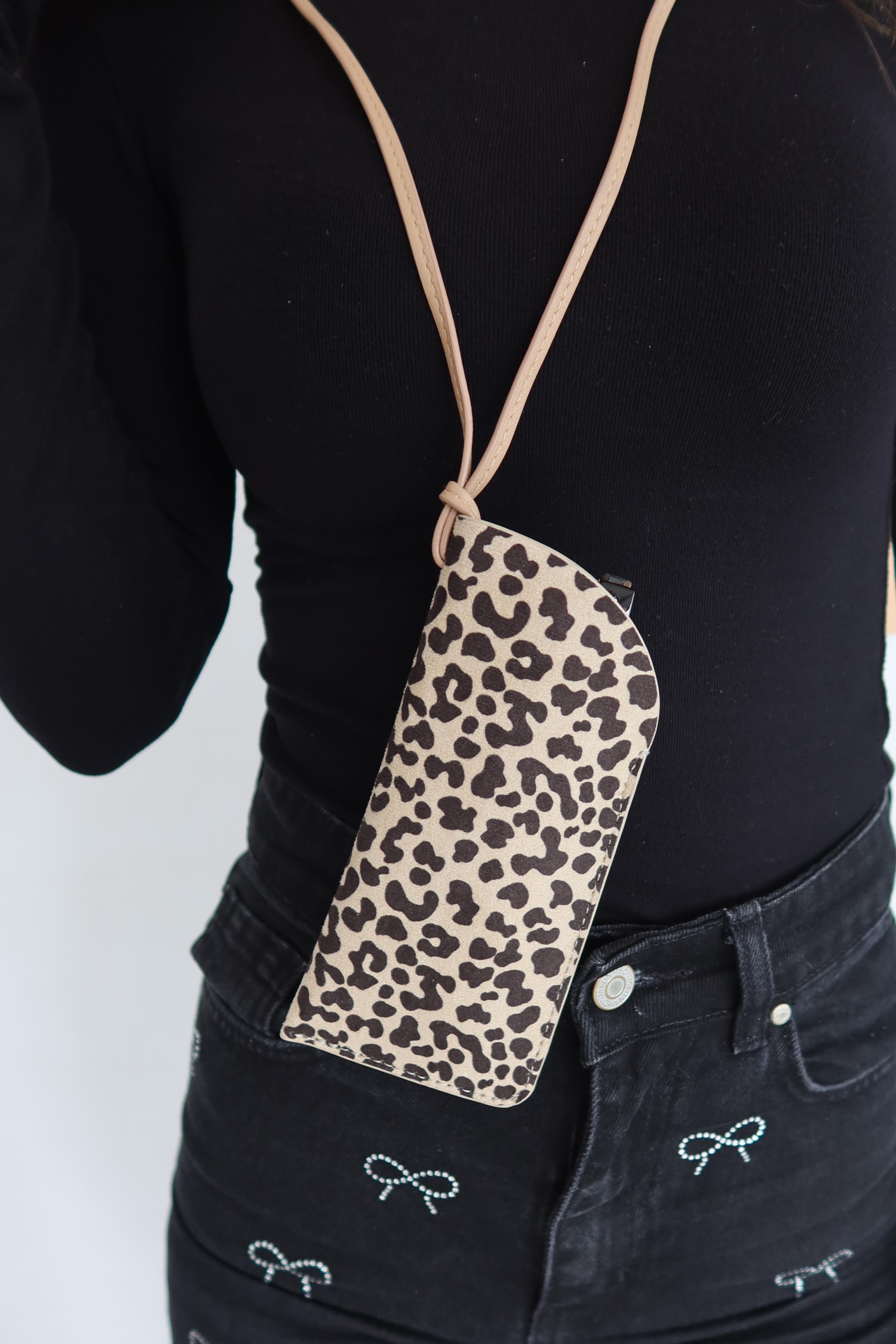 Krem Renk Leopar Desenli Boyundan Asmalı Gözlük Kılıfı