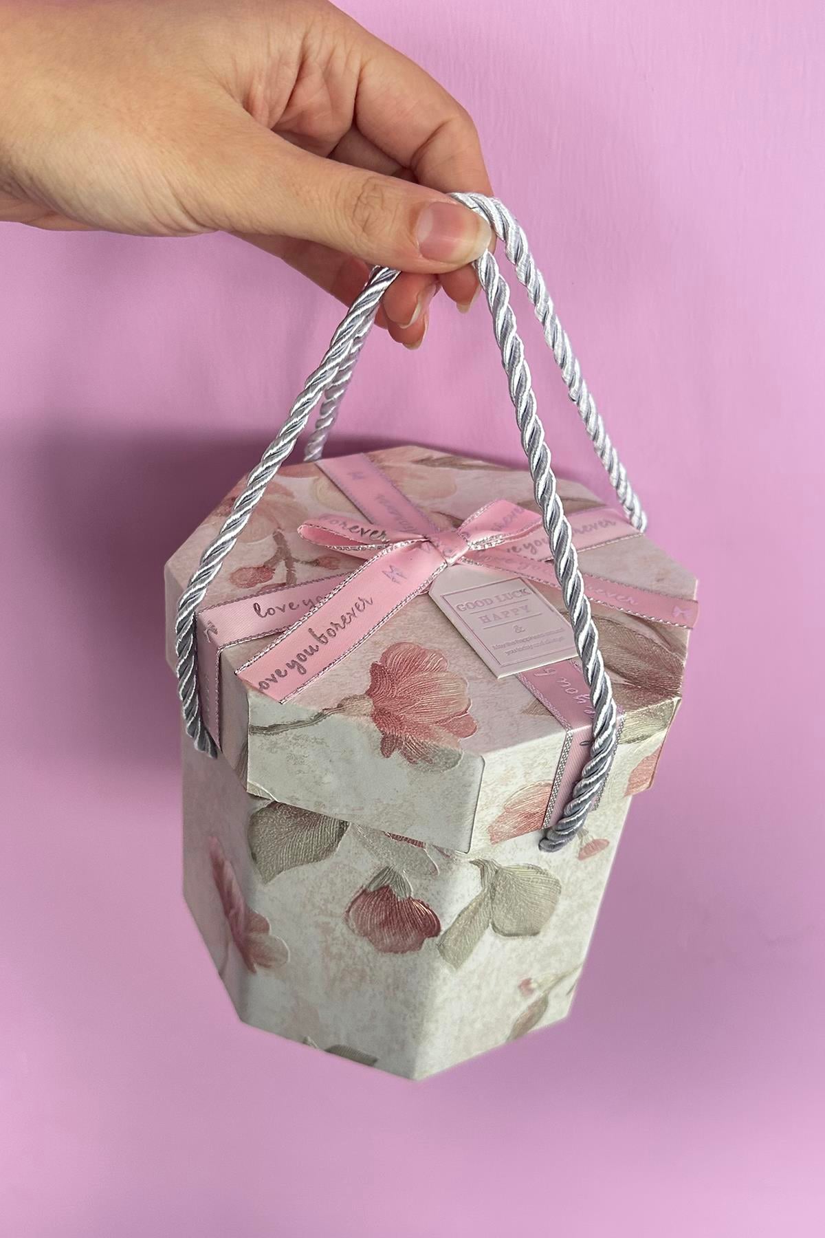Pembe Renk Çiçek Figürlü Kurdele Detaylı Hediye Kutusu