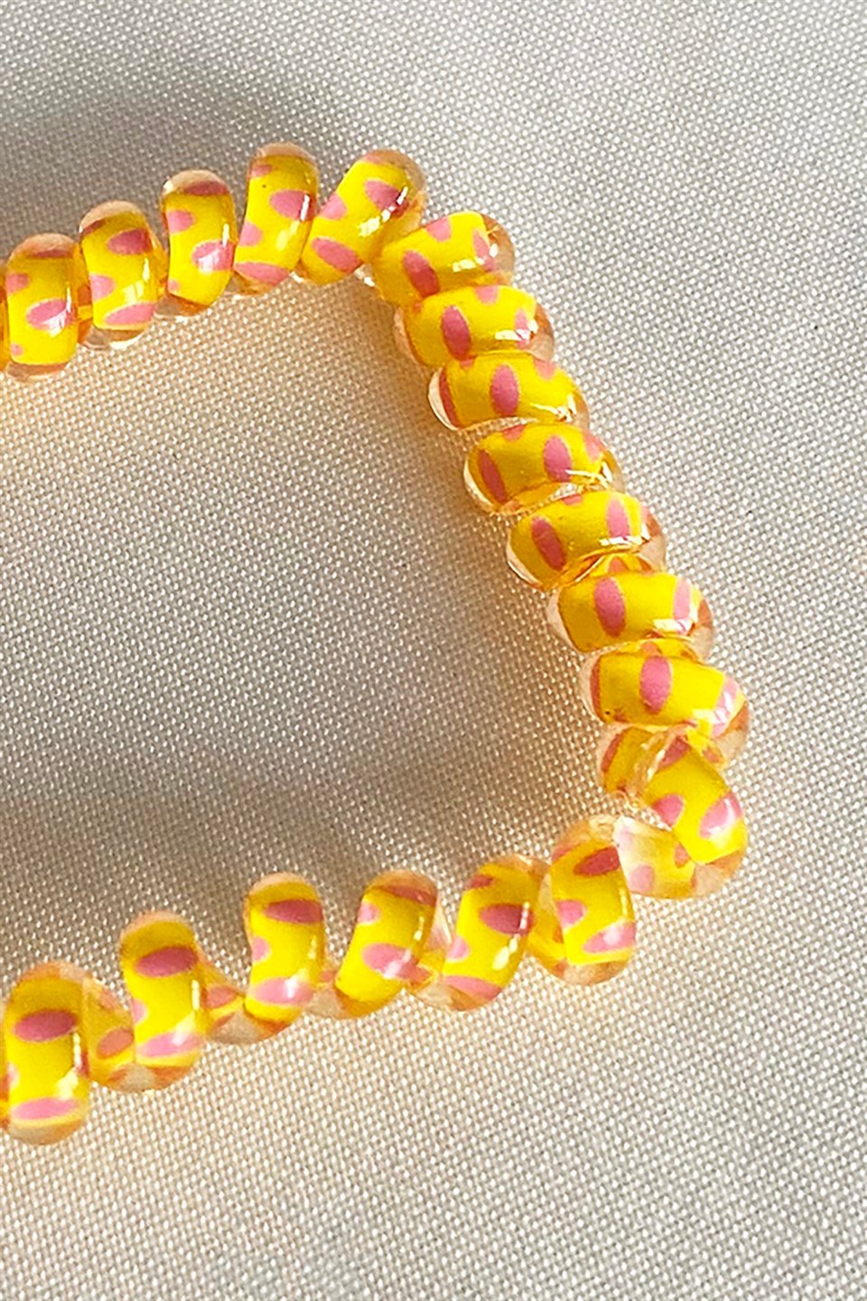 Sarı Renk Pembe Puantiyeli Helezon Lastik Toka