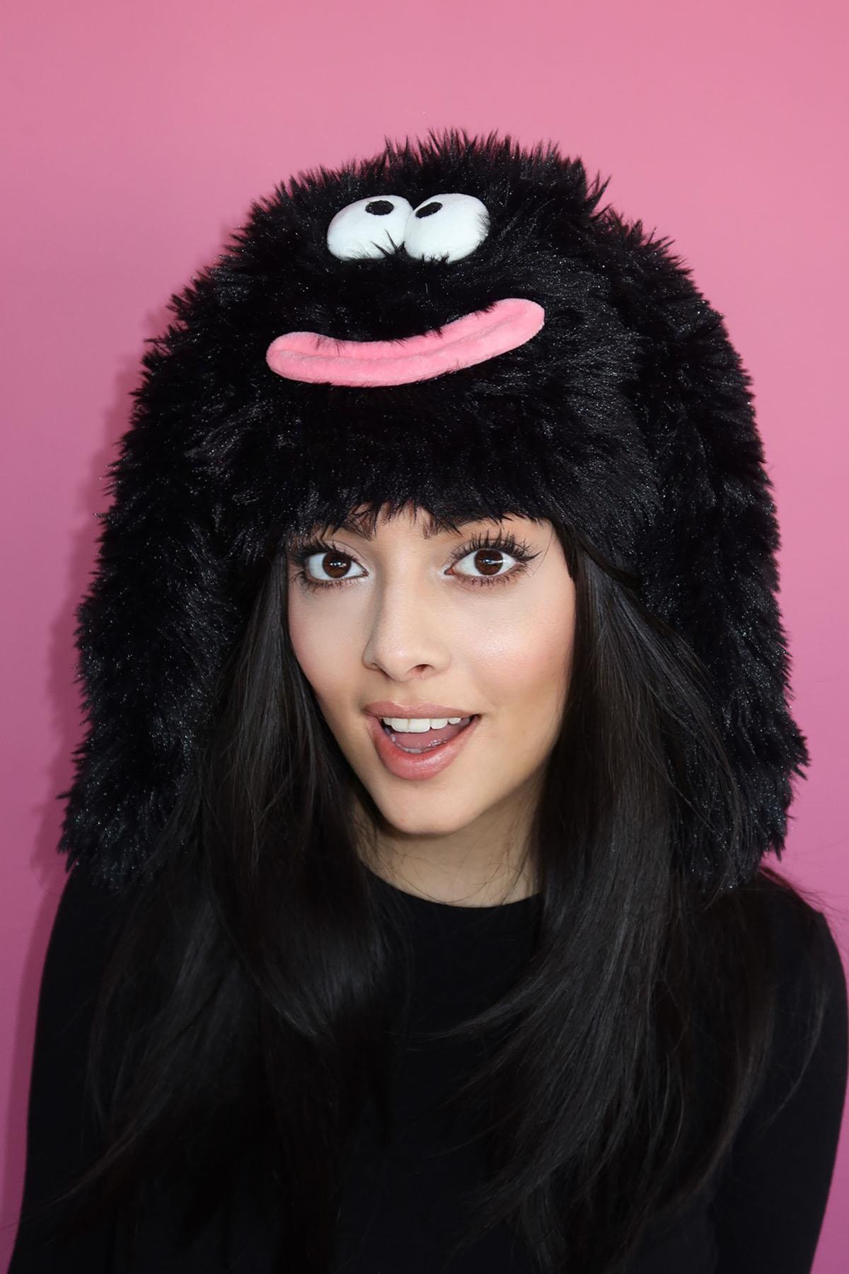 Siyah Renk Canavar Figürlü Kulaklı Peluş Şapka