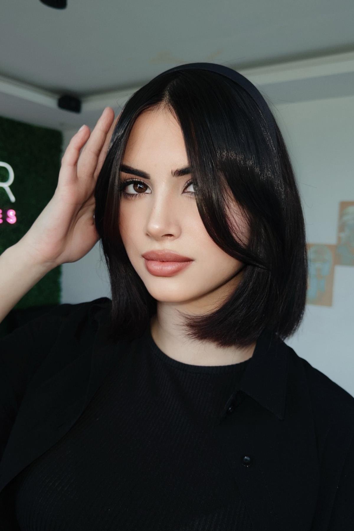 Siyah Renk Uzun Kenarlı Taçlı Takma Kahkül