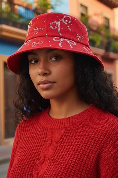 Kırmızı Renk Kurdele Figürlü Taş Detaylı Tasarım Şapka