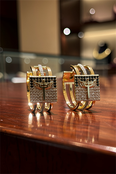 Altın Renk Üçlü Plaka Melek Figürlü Halka Küpe (Çift)