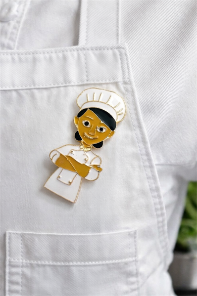 Karışık Renk Aşçı Figürlü Broş