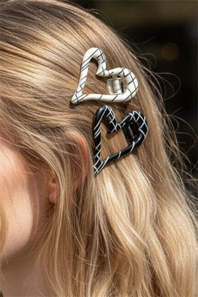 Siyah ve Beyaz Renk Kalp Figürlü Yan Toka