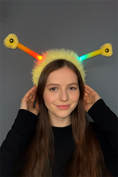 Sarı Renk Kulakları Oynayan Işıklı Peluş Taç
