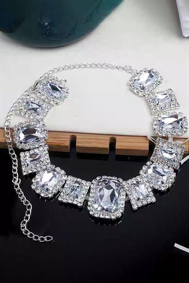 Gümüş Renk Taş Detaylı Tasarım Abiye Kolye