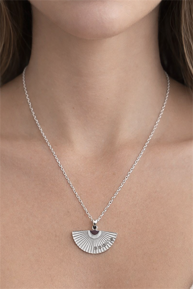 Gümüş Renk Beyaz Yelpaze Figürlü Çelik Kolye