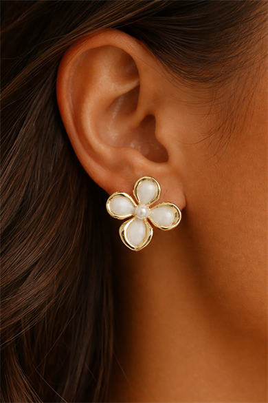 Altın Ve Beyaz Renk Çiçek Figürlü Küpe (Çift)