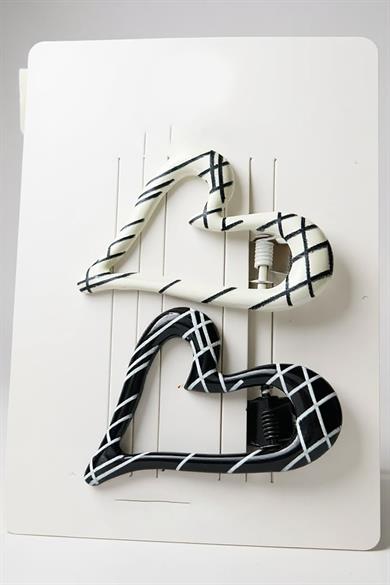 Siyah ve Beyaz Renk Kalp Figürlü Yan Toka