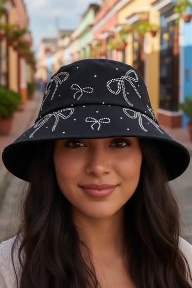 Siyah Renk Kurdele Figürlü Taş Detaylı Tasarım Şapka