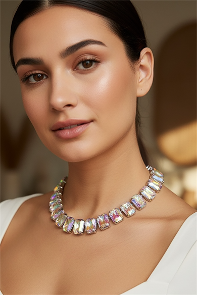 Gümüş Renk Hologram Taş Detaylı Tasarım Abiye Kolye