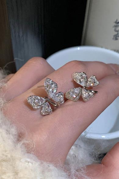 Gümüş Renk Kelebek Figürlü Taş Detaylı 14K Altın Kaplama Küpe (Çift)