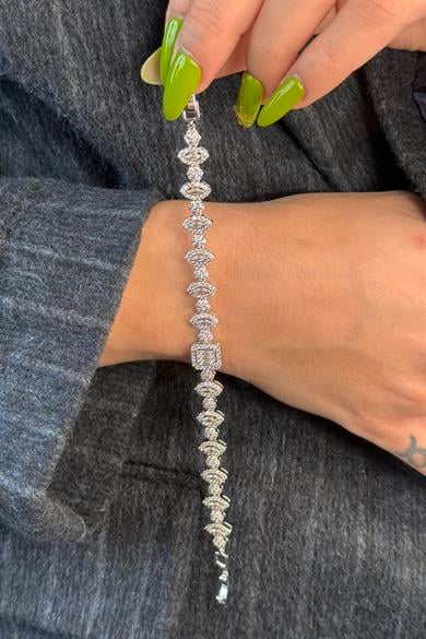 Gümüş Renk Taş Detaylı 14K Altın Kaplama VİP Bileklik