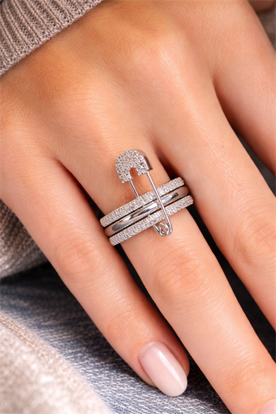 Gümüş Renk Kilitli İğne Detaylı Taşlı Yüzük