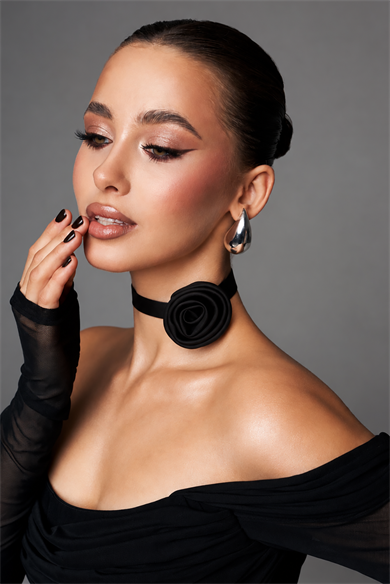 Siyah Renk Gül Detaylı Choker Kolye