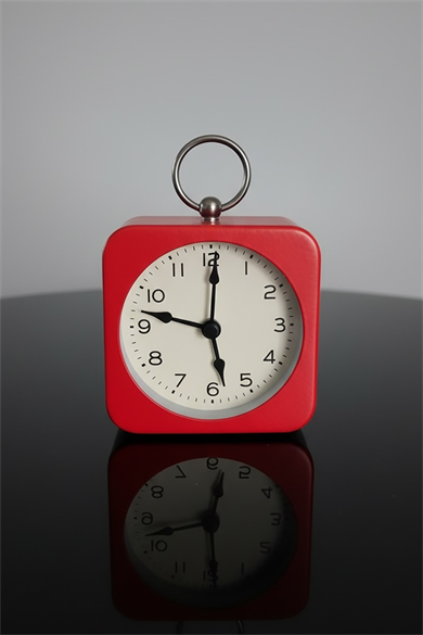 Kırmızı Renk Dekoratif Işıklı Alarmlı Yuvarlak Masa Saati