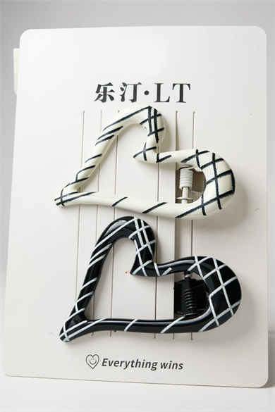 Siyah ve Beyaz Renk Kalp Figürlü Yan Toka