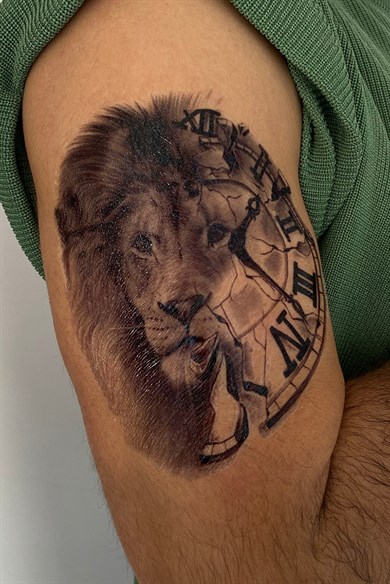Geçici Saat Ve Aslan Figürlü Dövme Tattoo