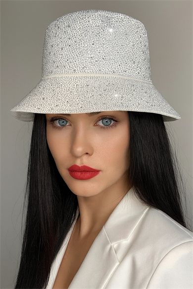 Beyaz Renk Taş Detaylı Tasarım Şapka