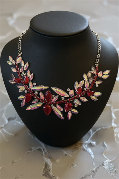 Gümüş Renk Kırmızı Taş Detaylı Tasarım Abiye Kolye