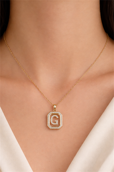 Altın Renk G Harf Taş Detaylı Çelik Kolye