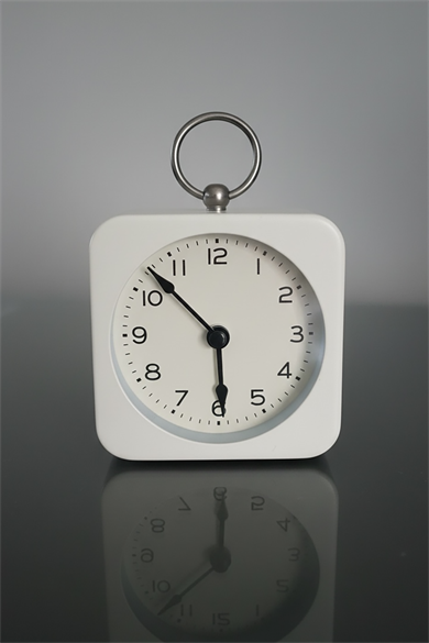 Beyaz Renk Dekoratif Işıklı Alarmlı Yuvarlak Masa Saati