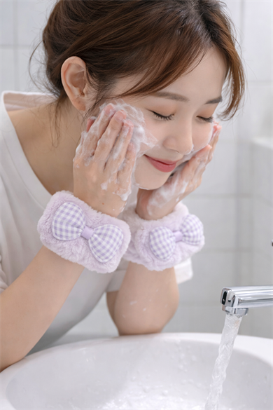 Mor Renk İkili Kurdele Figürlü Peluş Su Tutucu Havlu Bileklik