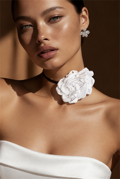 Beyaz Renk Gül Detaylı İpli Choker Kolye