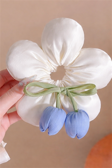 Beyaz Renk Çiçek Figürlü Sallantılı Simit Toka