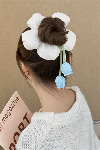 Beyaz Renk Çiçek Figürlü Sallantılı Simit Toka