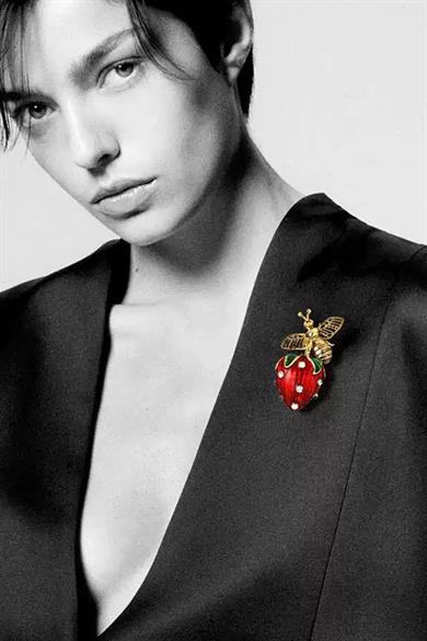 Çilek Figürlü Taşlı Broş