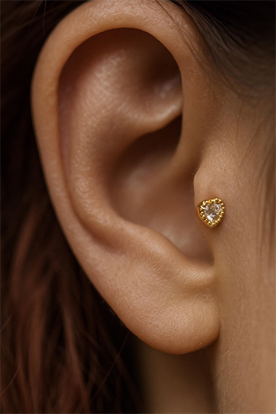 Altın Renk Kalp Figürlü Cerrahi Çelik Tragus/Kıkırdak Küpe/Piercing (Tek)