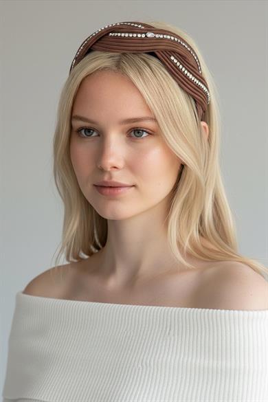 Kahverengi Taş Detaylı Taç