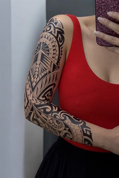 Geçici Tribal Figürlü Kol Dövmesi Tattoo