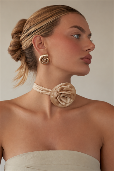 Vizon Renk Gül Detaylı Choker Kolye