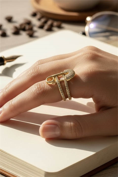 Altın Renk Kilitli İğne Figürlü 14K Altın Kaplama Ayarlanabilir Yüzük