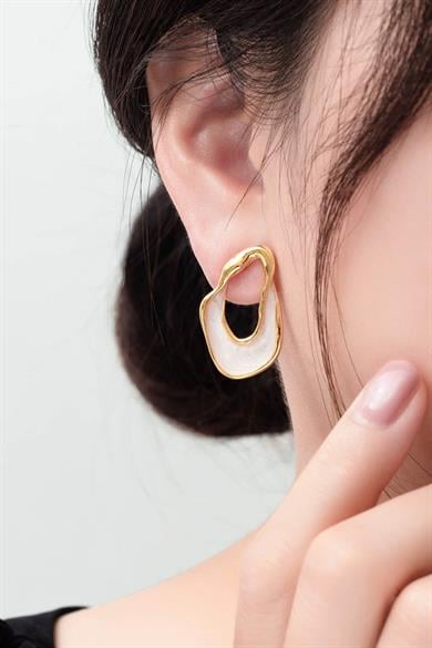 Altın Renk Beyaz Taş Detaylı Küpe (Çift)