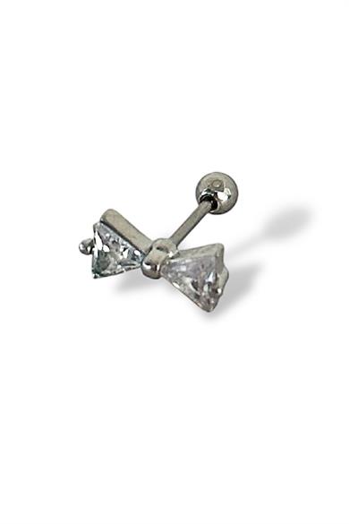 Gümüş Renk Kurdele Figürlü Taş Detaylı Çelik Tragus/Kıkırdak Küpe/Piercing (Tek)