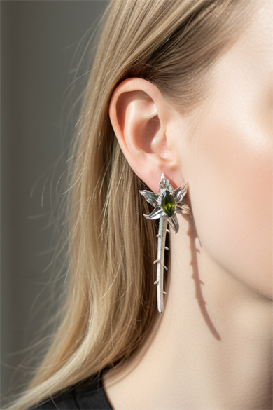 Gümüş Renk Taş Detaylı 14K Altın Kaplama TX Küpe (Çift)