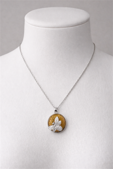 Gümüş Renk Arı Figürlü Çelik Kolye