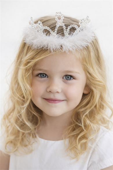 Beyaz Renk Tüy Ve Boncuk Detaylı Çocuk Taç