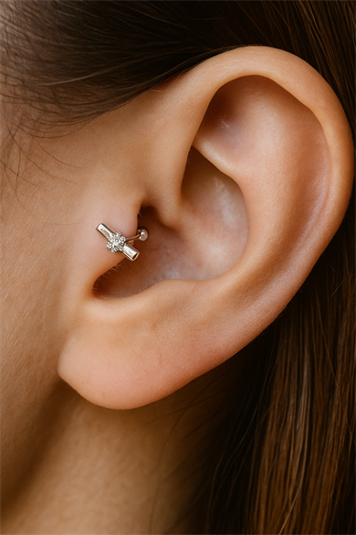 Gümüş Renk Taş Detaylı Cerrahi Çelik Tragus/Kıkırdak Küpe/Piercing (Tek)